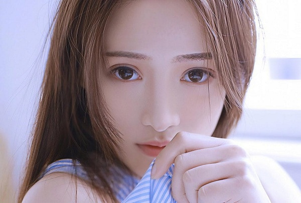 才艺主播在名媛直播进行歌唱表演